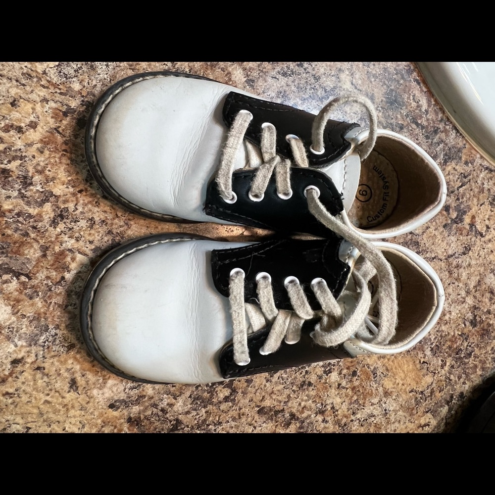 Footmate Saddle Shoe—black/white